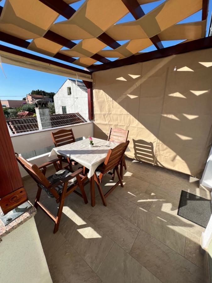 Apartmani Nina I Niko Ugljan Eksteriør billede
